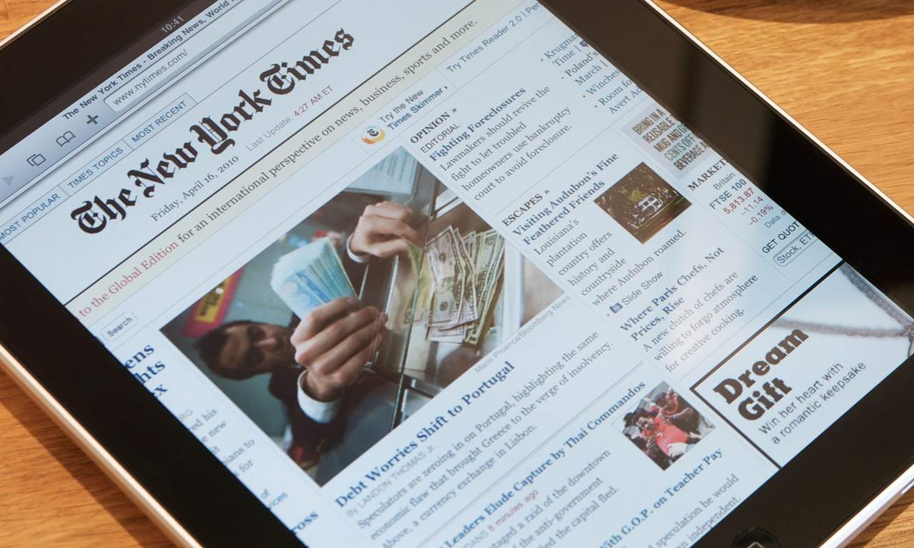 El New York Times asegura que Apple actuó a petición de las autoridades chinas y lamentó la decisión que corta uno de los últimos canales para llegar a los lectores del gigante asiático. (ESPECIAL)
