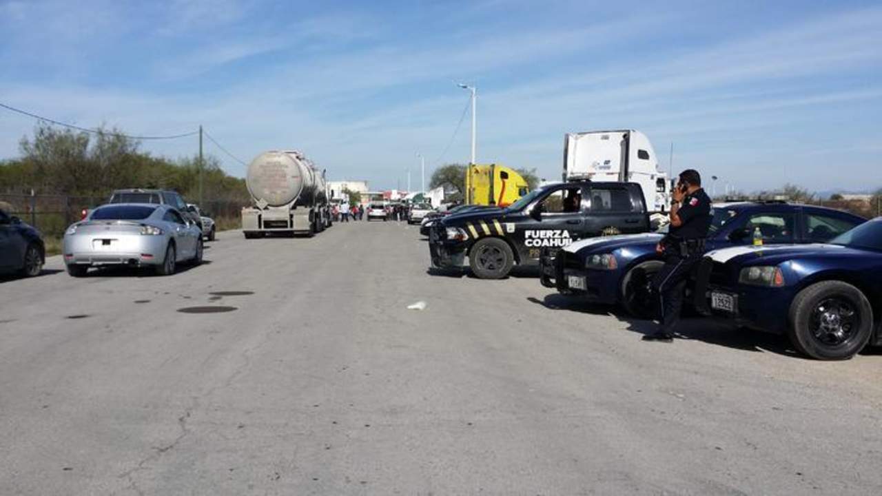 Alrededor de las 10:30 de la mañana se realizó el desalojo y se impidió el acceso a más personas hacia la avenida Lazaro Cárdenas que conduce a las instalaciones de Pemex.

