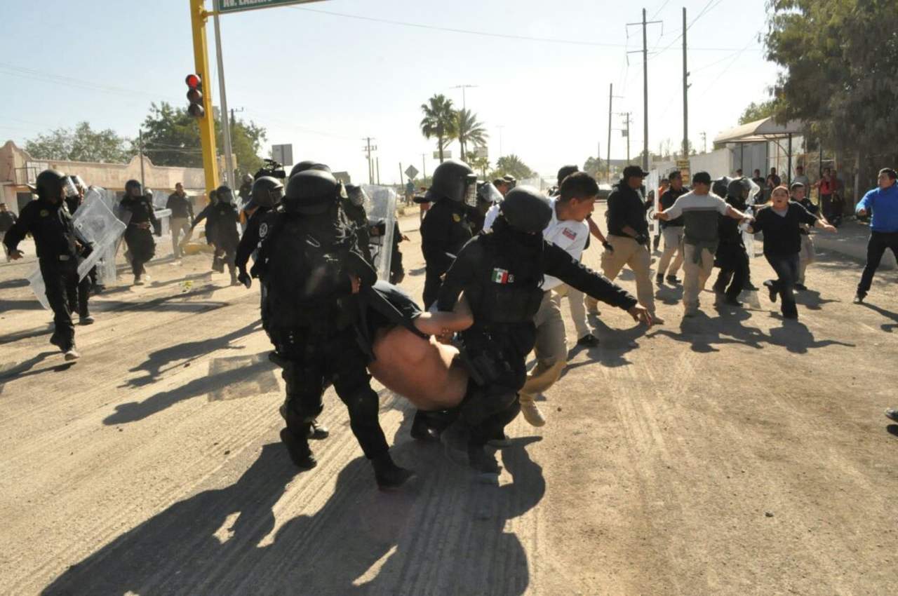 Los oficiales repelieron la agresión y rompieron la formación para ir tras los manifestantes, movilización que duró más de media hora. (JOEL BARRERA)