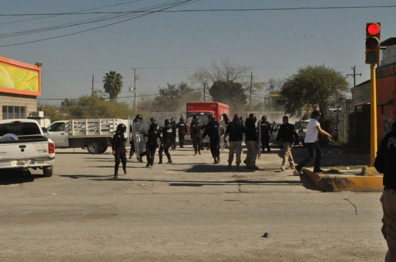 Los elementos de Fuerza Coahuila movieron la valla hasta el cruce del bulevar Pape y avenida Lázaro Cárdenas. Ahí se suscitó un nuevo enfrentamiento cerca de las 6 de la tarde (JOEL BARRERA)