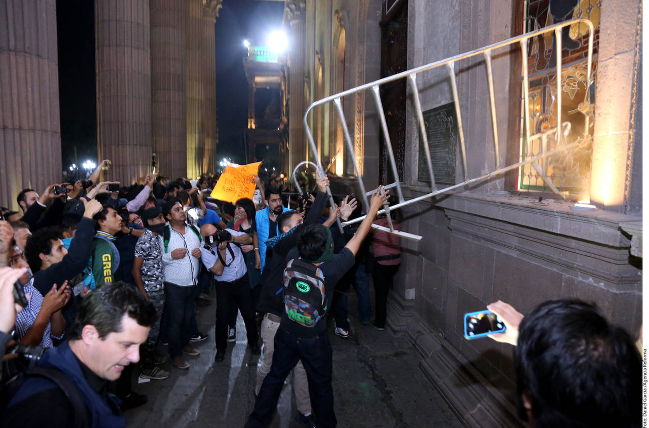 Agreden. Jóvenes causaron daños en el Palacio de Gobierno de Nuevo León, luego de que se calentaran los ánimos en una marcha.