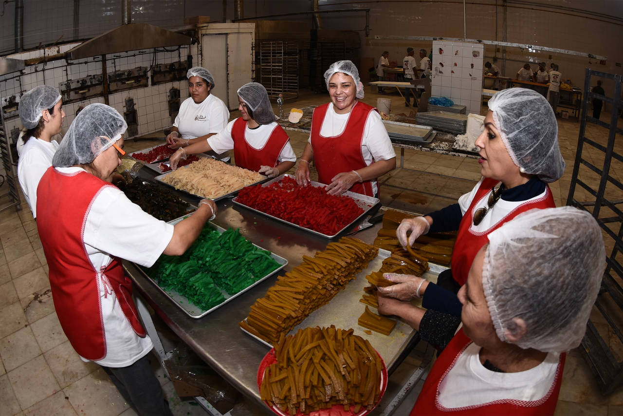 Relleno. La fruta cristalizada es importante en el proceso. Pan. Pedro Ávila, tiene a su cargo alrededor de 40 personas para realizar la Rosca de Reyes. 