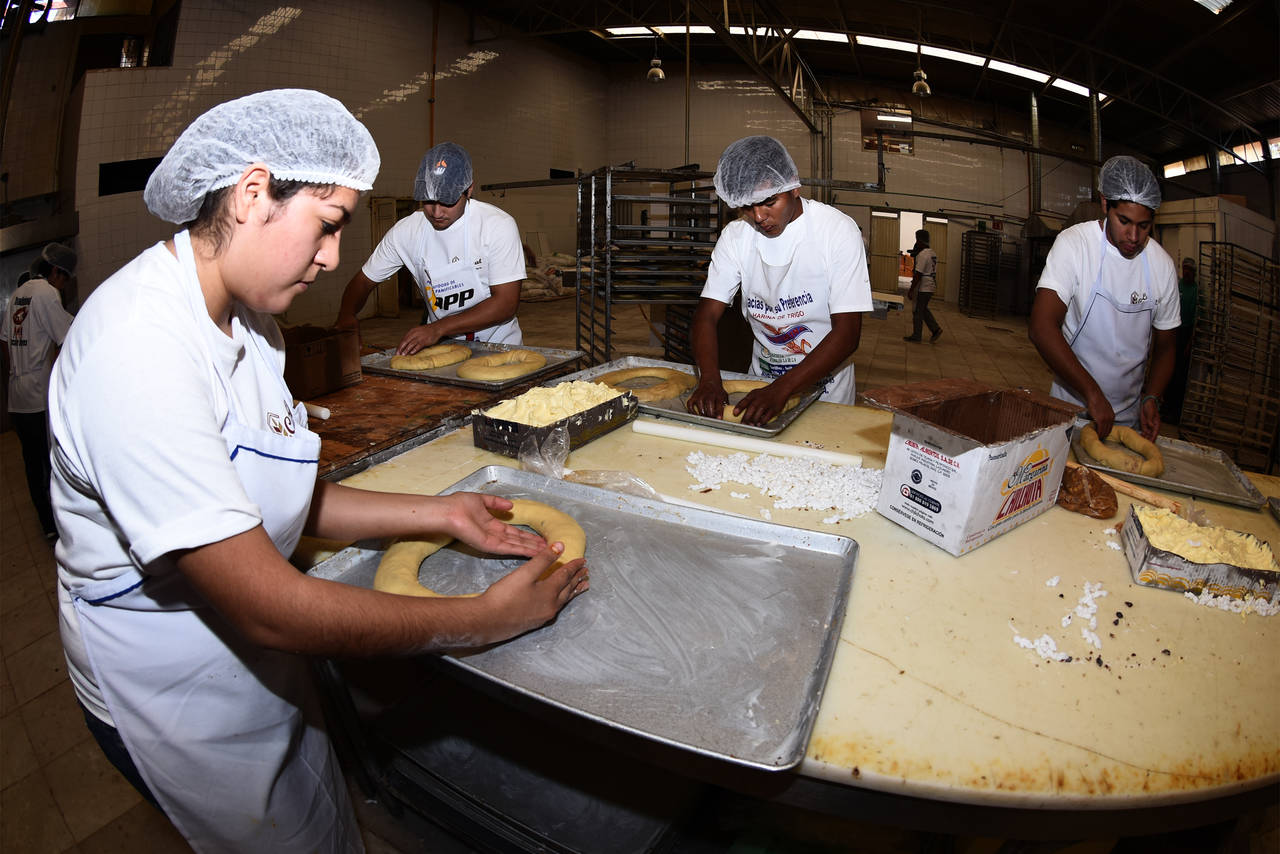 De reyes. Aspectos generales de la elaboración de la rosca. Pan. Pedro Ávila, tiene a su cargo alrededor de 40 personas para realizar la Rosca de Reyes. 