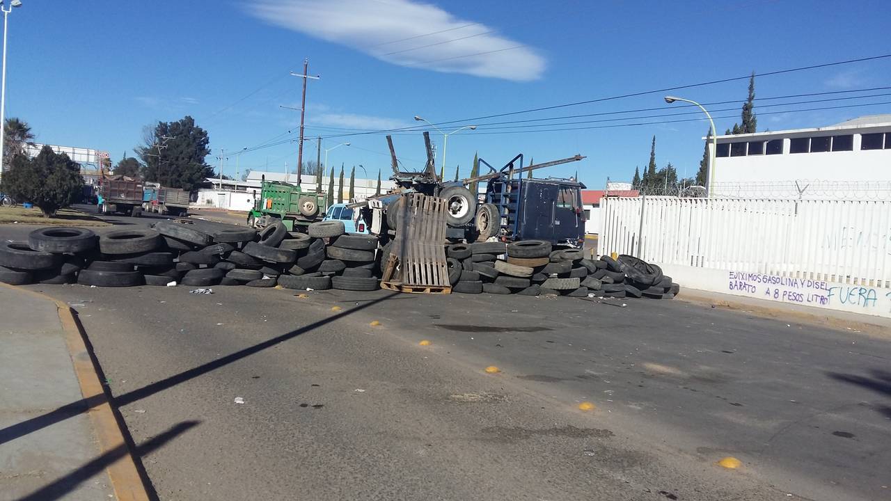 Barricadas. Se instalaron algunas barricadas en los alrededores de Pemex.