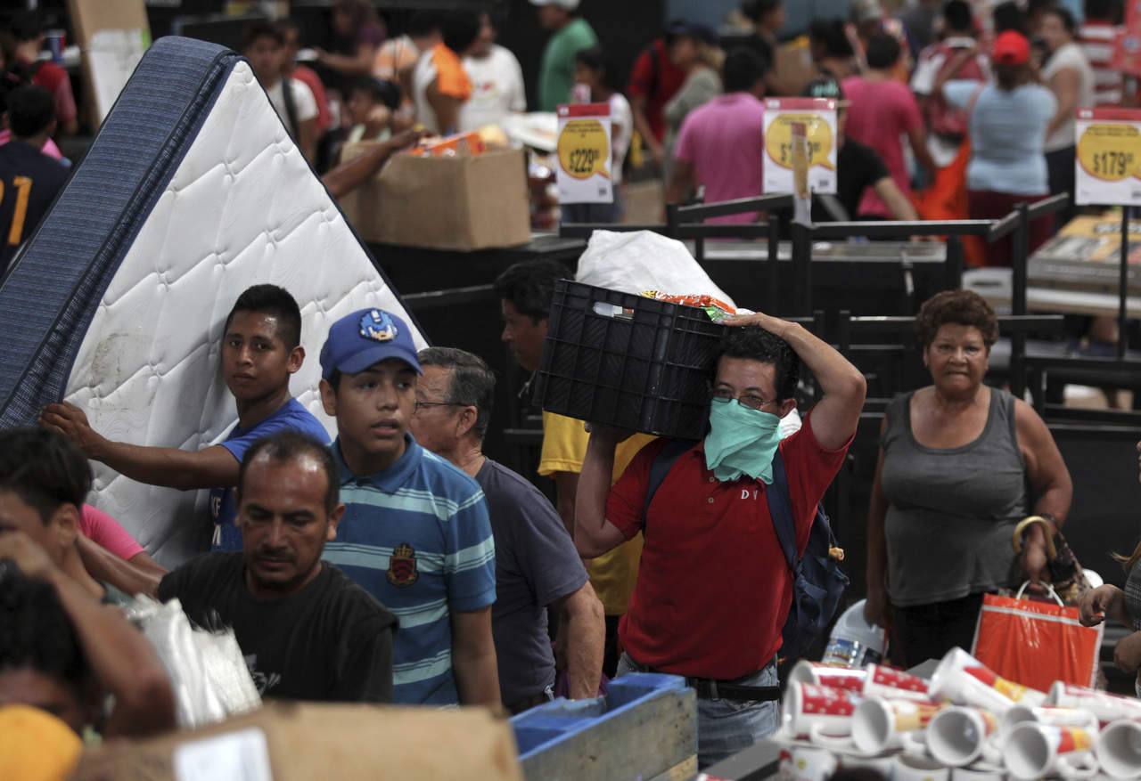 Los dos días de disturbios por las alzas en combustible han dejado un saldo de dos personas muertas, una centena de comercios saqueados y pérdidas por más de cien millones de pesos. (AP)