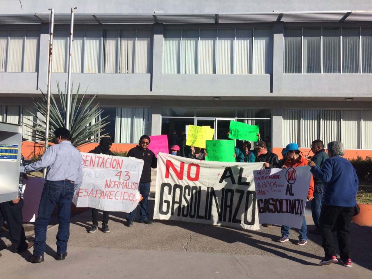 Las oficinas de Recaudación de Rentas en Torreón fueron 'tomadas' por segundo día consecutivo. (ANGÉLICA SANDOVAL)