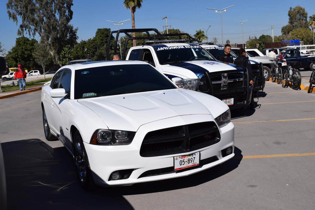 A la DSPM, la alcaldesa entregó cuatro camionetas para la Policía Rural, 10 bicicletas de montaña y un automóvil Dodge Charger modelo 2004. (EL SIGLO DE TORREÓN)