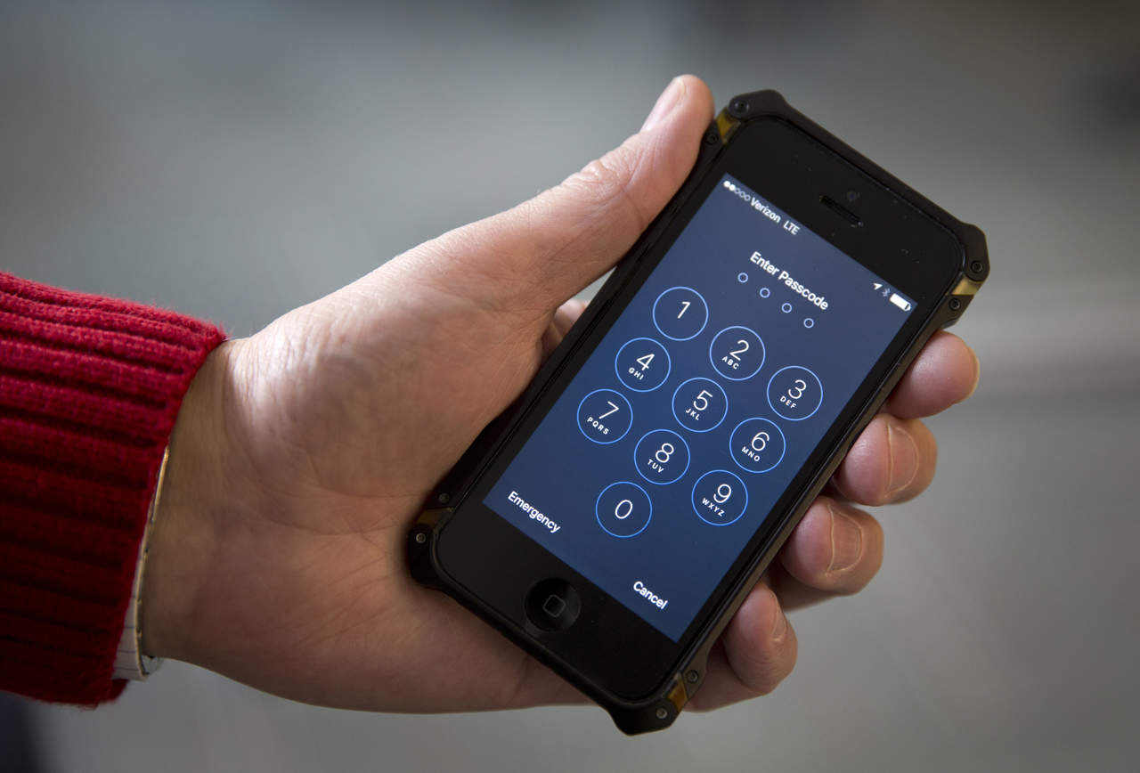 El FBI afirmó durante semanas que sólo Apple Inc. podía accesar a la información contenida en el teléfono de su fabricación, la cual estaba protegida por una codificación. (AP)