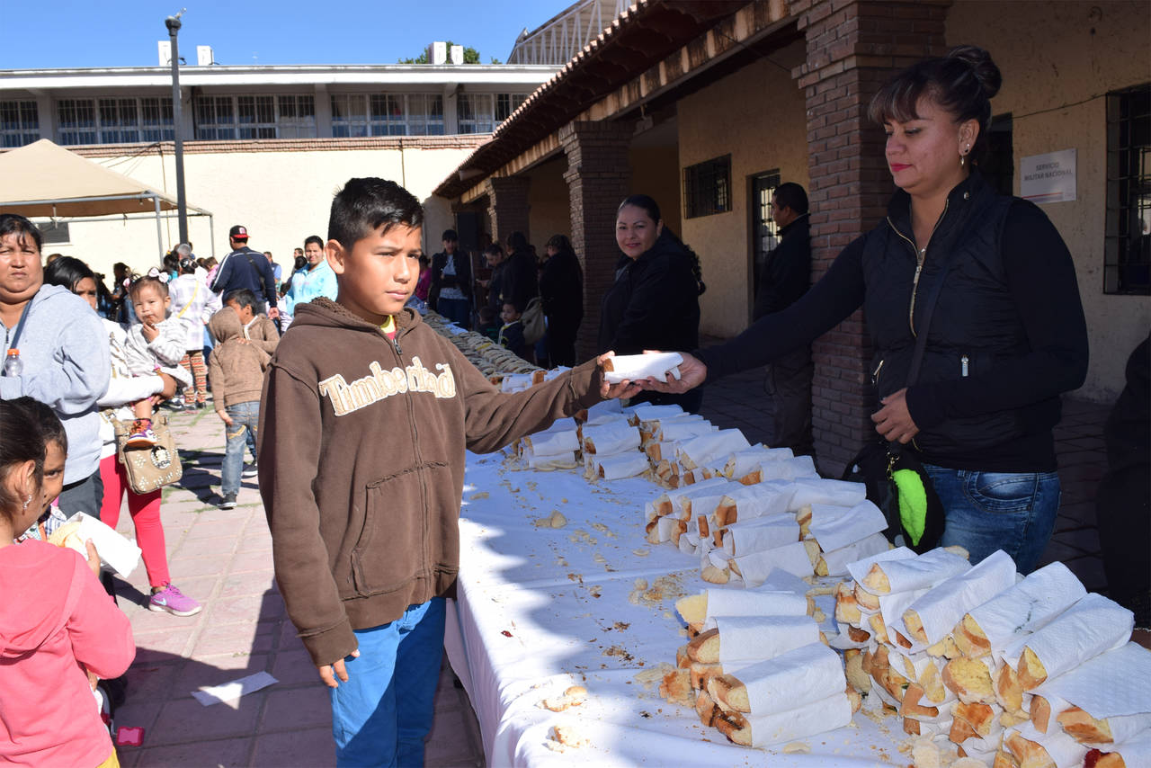 Tradición. Cientos de niños asistieron a la repartición de la tradicional Rosca de Reyes. (MARY VÁZQUEZ)