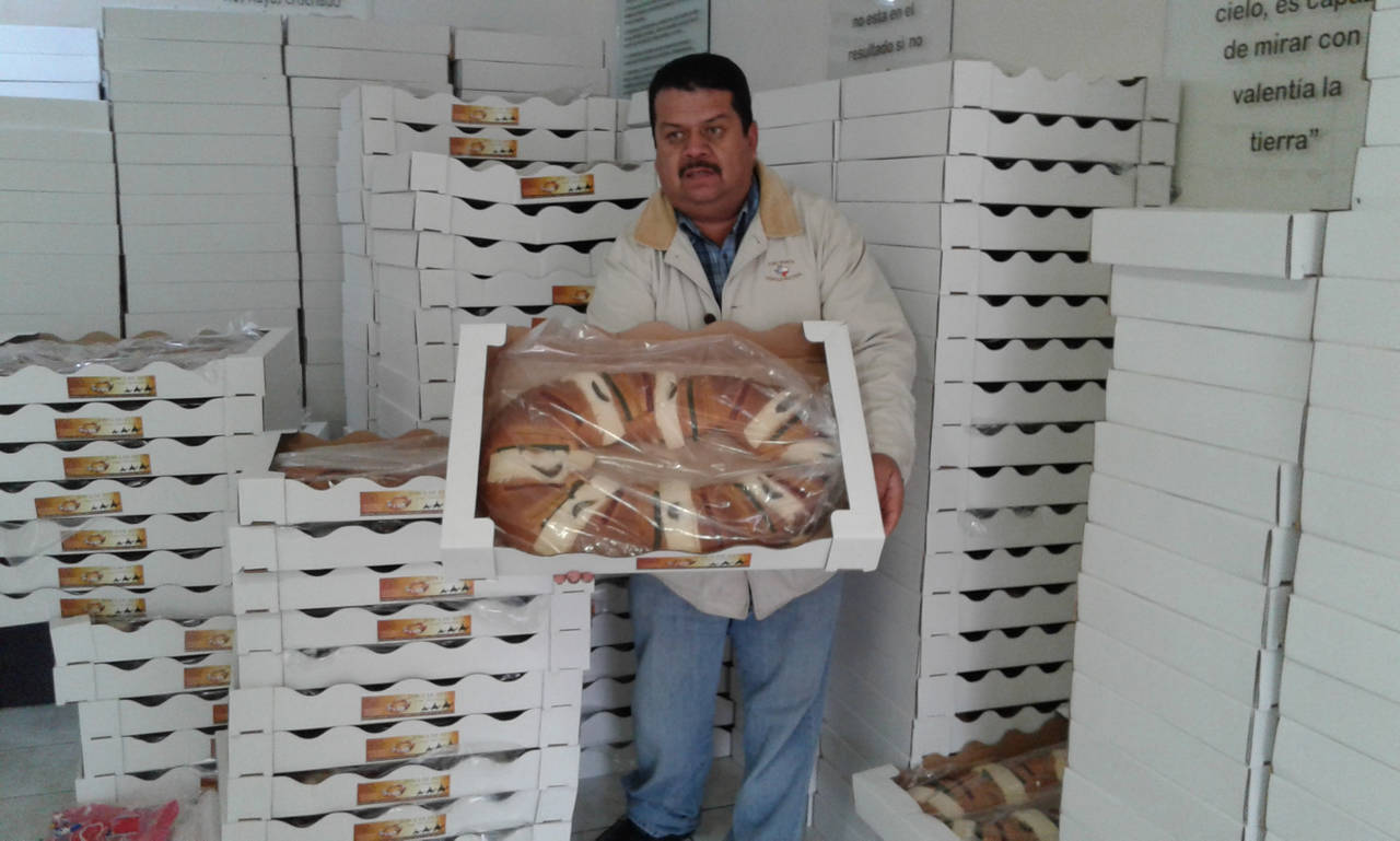 Rehabilitación. Eudonio Puente señala que como cada año realizan pan y roscas para estas fechas. 