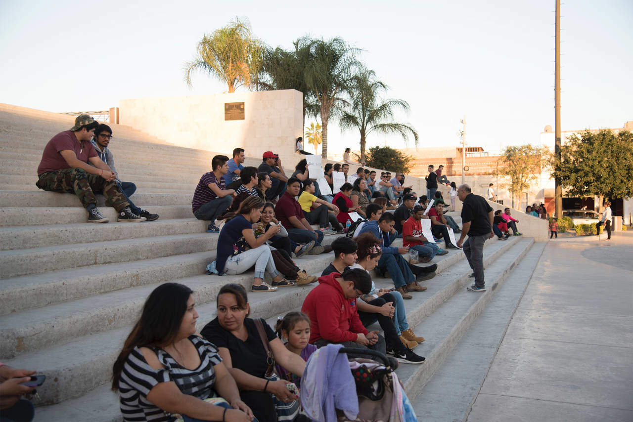 Lucha.  Se apostaron en escalinata de la Plaza Mayor de Torreón. (Joel Mendoza)