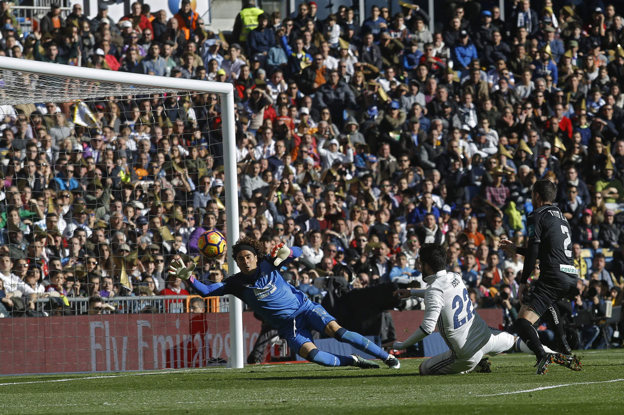 Real Madrid se aprovechó del débil Granada y lo goleó 5-0 para así llegar a 39 partidos sin conocer la derrota. (AP)
