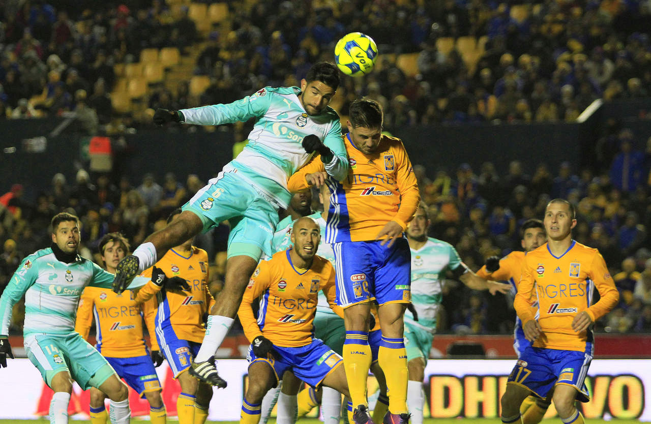 Diego de Buen estuvo cerca de poner al frente a Santos luego de rematar de cabeza un tiro de esquina. (Jam Media)