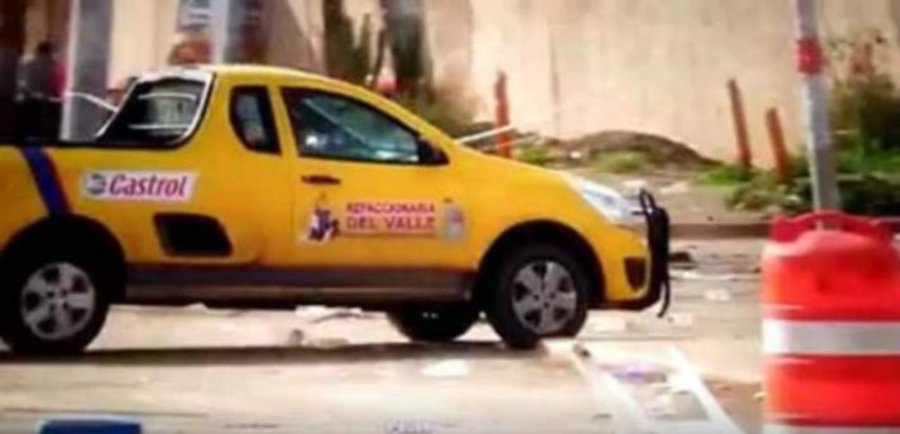 La dependencia proporcionó un video donde se observa el momento en que la camioneta, con razón social Refaccionaria Del Valle, arrolla a los policías para después escapar del lugar. (ESPECIAL)