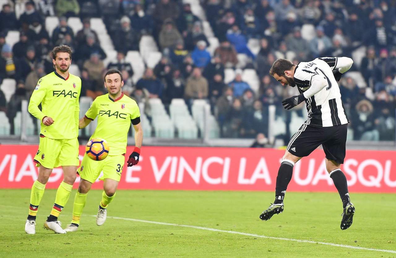 Gonzalo Higuaín (d) marcó dos de los tres tantos de la Juventus. (EFE)