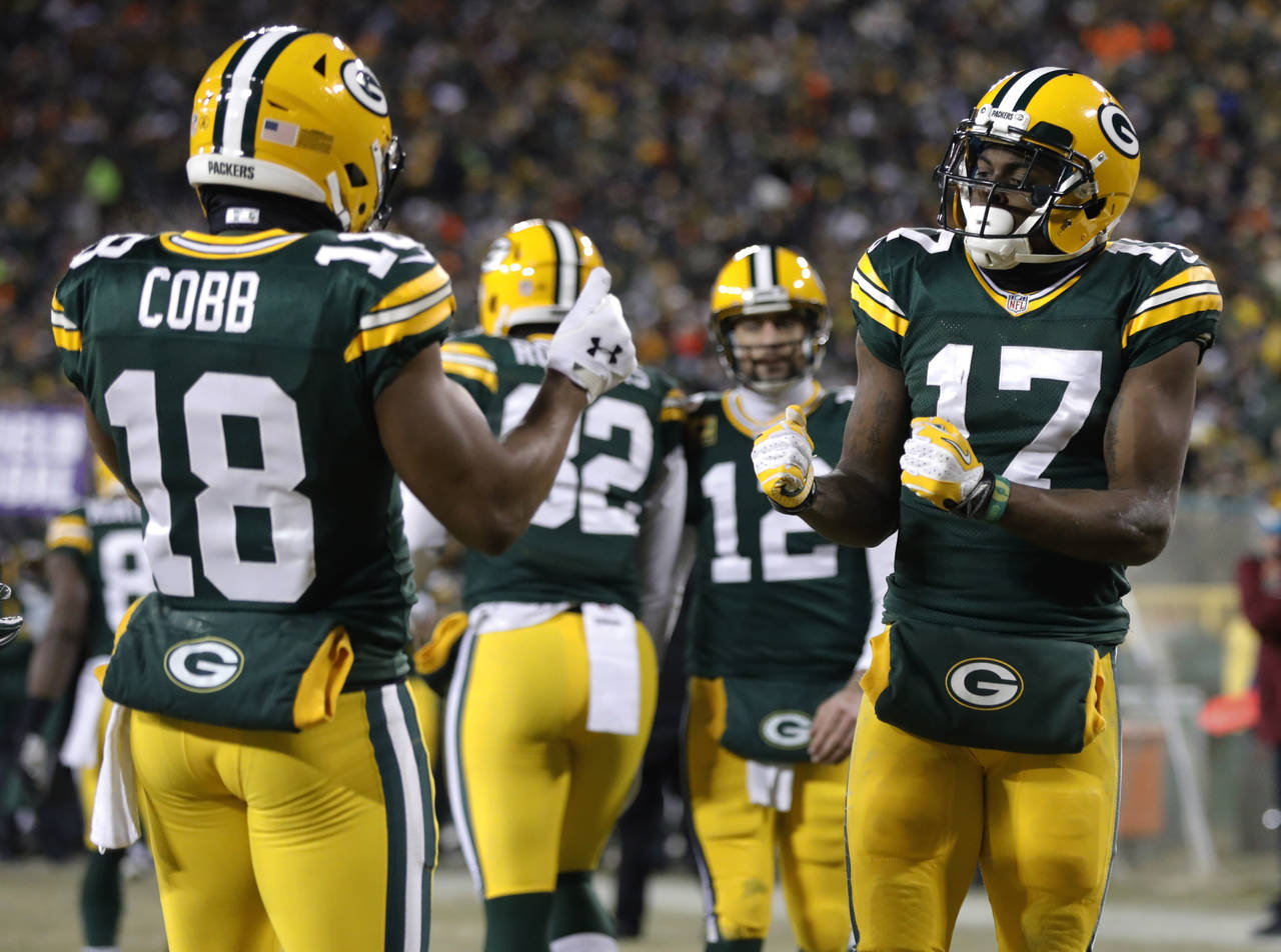 Randall Cobb y Davante Adams celebran una anotación de los Packers.  (AP)