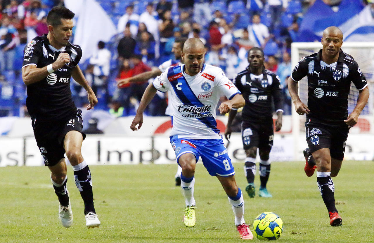 Jesús Molina (i) debutó con los Rayados de Monterrey y anotó dos de los tres goles de los regios en el triunfo sobre Puebla. Gana Rayados con dos de Jesús Molina