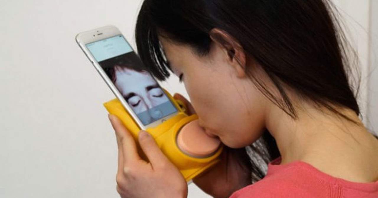 Novios a distancia ya pueden besarse con este gadget