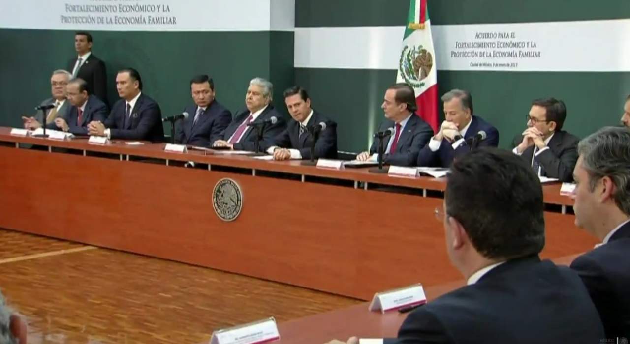 Peña Nieto reiteró que 'el ajuste (en el precio de las gasolinas) no es consecuencia de la reforma energética, ni de la hacendaria, sino refleja directamente el incremento internacional que se ha dado al precio de la gasolina'. (ESPECIAL) 