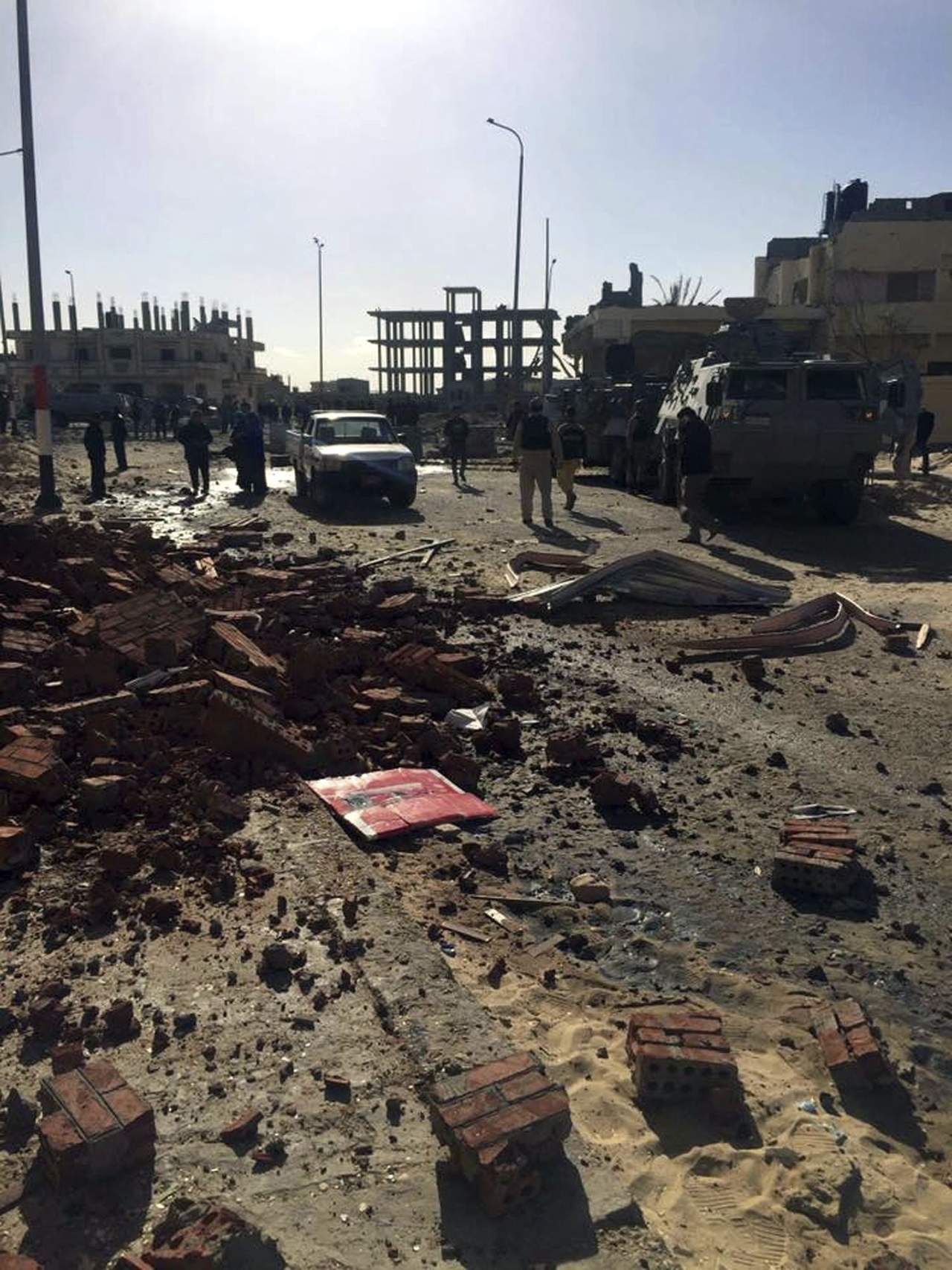 Al menos ocho policías y un civil murieron, mientras que seis policías más e igual número de civiles que se encontraban en los alrededores resultaron heridos en la agresión, según un reporte del sitio de noticias Ahram Online. (EFE)