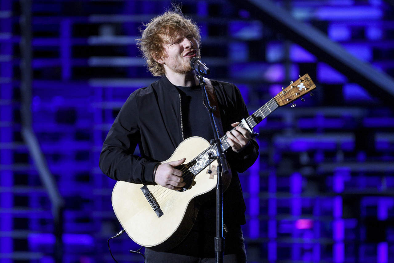 Sheeran lanzó dos temas el pasado viernes en plataformas digitales.  (ARCHIVO)