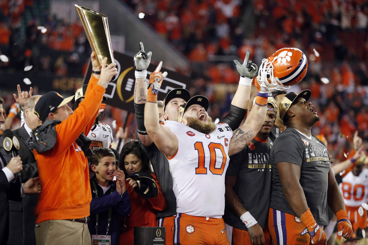 Dabo Swinney (i) y sus jugadores celebran la obtención del campeonato, el primero que obtiene Clemson desde 1981. (AP)