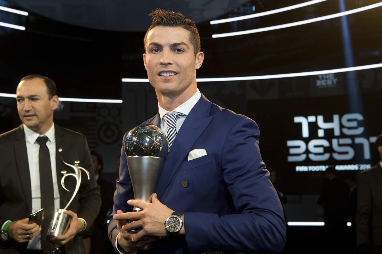 El delantero portugués Cristiano Ronaldo fue el gran protagonista en la ceremonia de entrega de los premios The Best de la FIFA. (Fotografías de AP)
