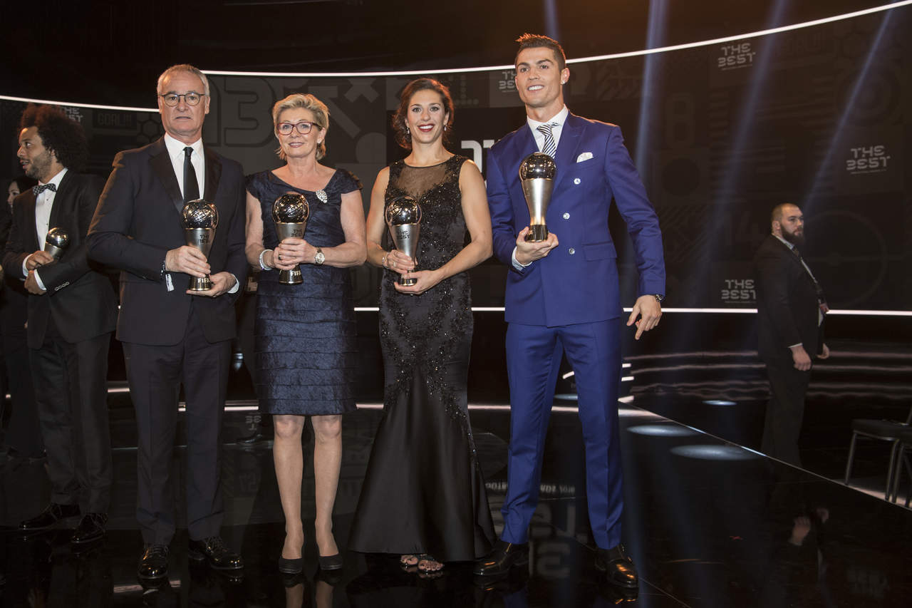El técnico del Leicester Claudio Ranieri, la exentrenadora de la selección alemana Silvia Neid, la jugadora estadounidense Carli Lloyd y Cristiano Ronaldo.