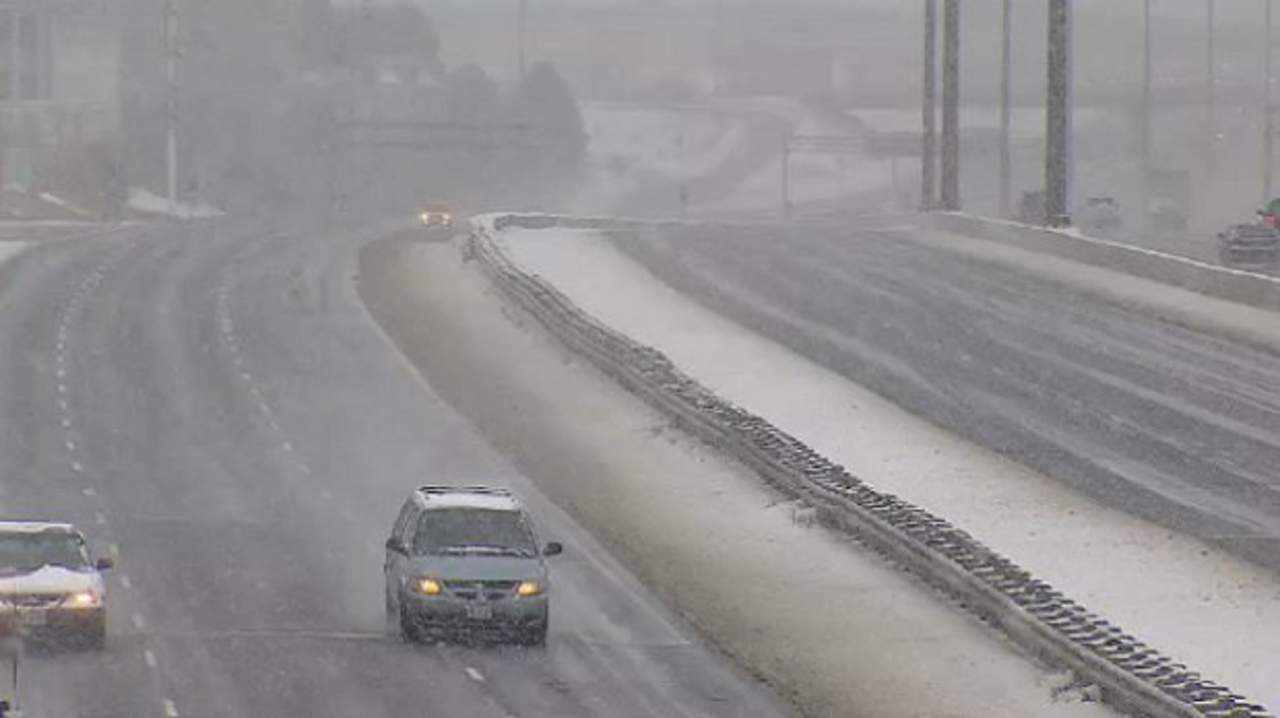 Las autoridades provinciales recomendaron a los automovilistas extremar precauciones debido a que hay menor visibilidad en los caminos a causa de la nieve. (TWITTER)
