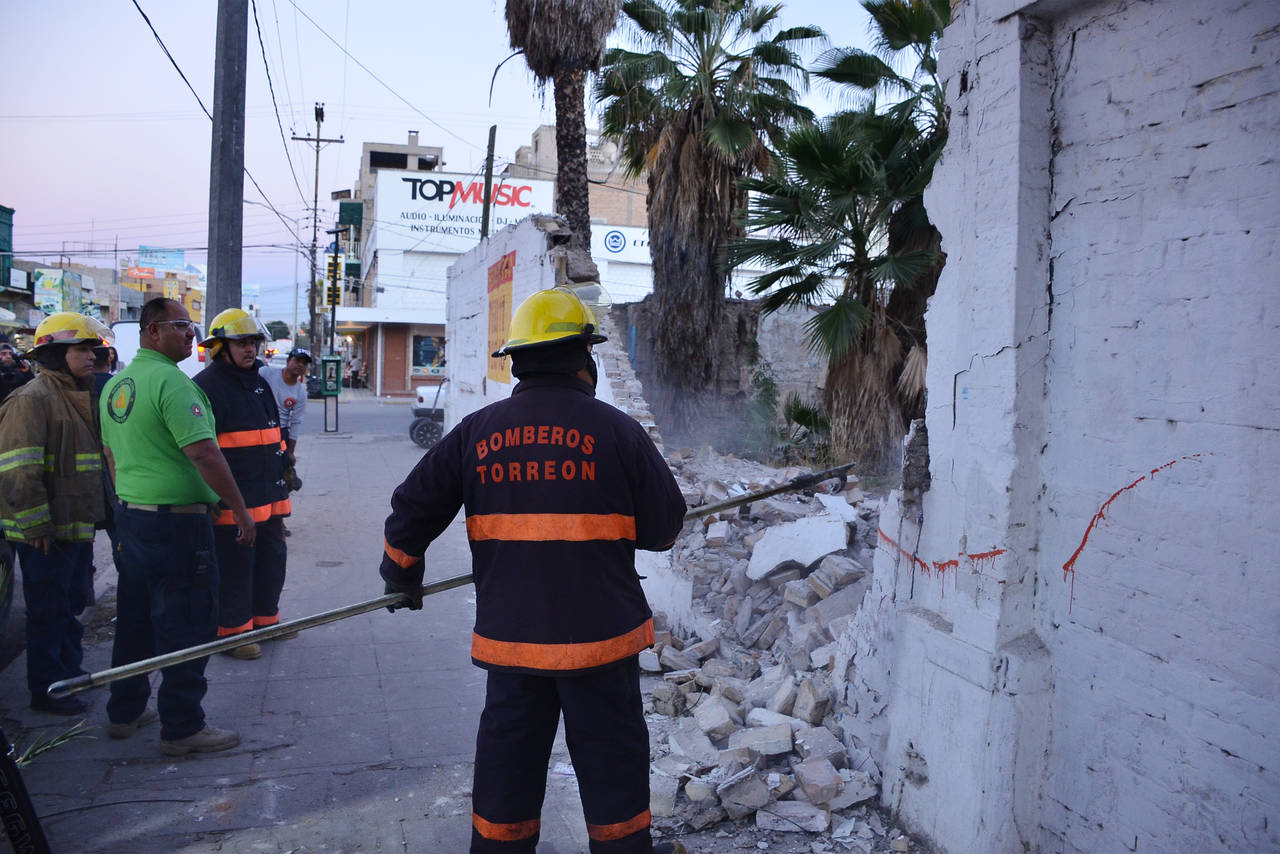 Barda. Se desplomó del lado de la avenida Juárez en aproximadamente 6 metros de largo por 3 de alto, según las autoridades.