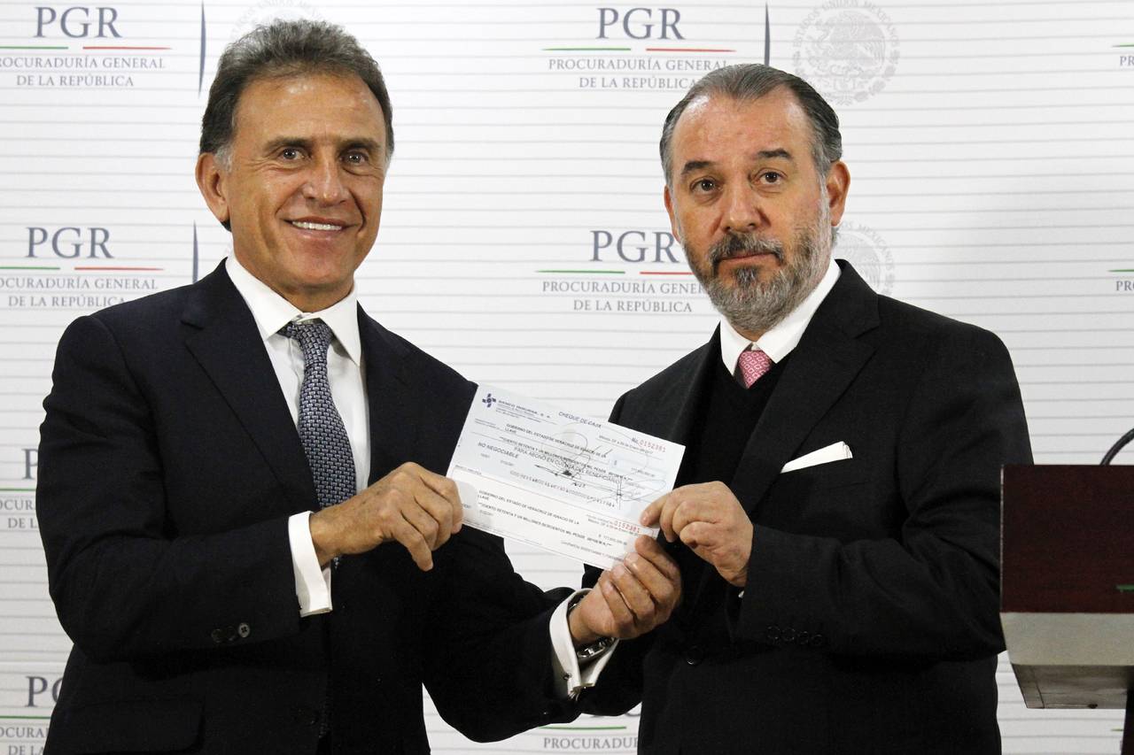 De lo perdido. Raúl Cervantes Andrade, titular de la PGR (der.), entregó un cheque de 171 millones 600 mil pesos al gobernador de Veracruz, Miguel Ángel Yunes Linares.