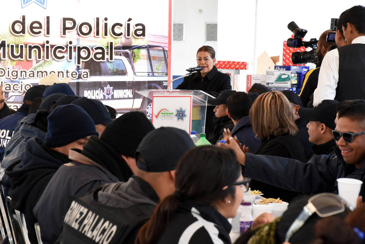 Incentivos. La alcaldesa Leticia Herrera dio a conocer estímulos para los policías. 
