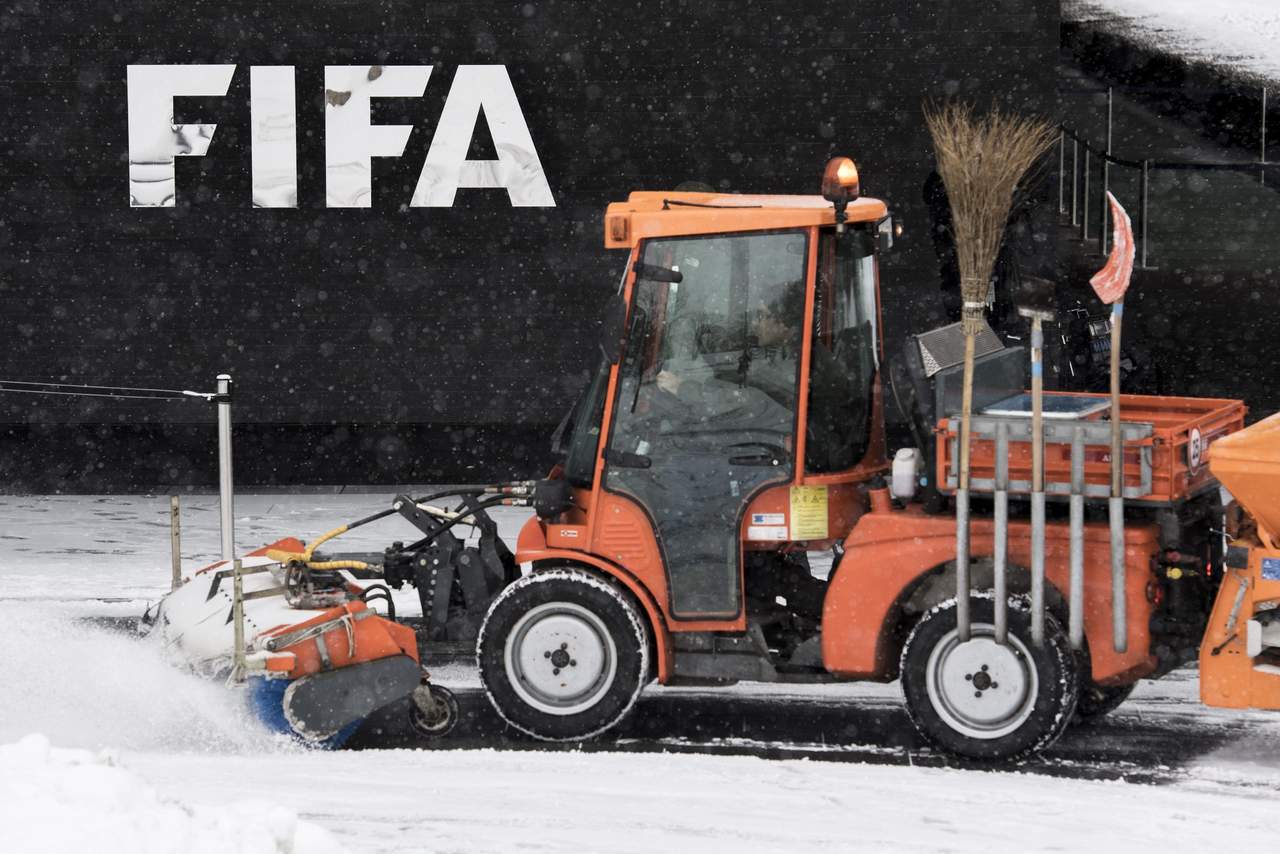 Las instalaciones de las oficinas centrales de la FIFA, en Suiza, lucían ayer
llenas de nieve a su alrededor. (AP)