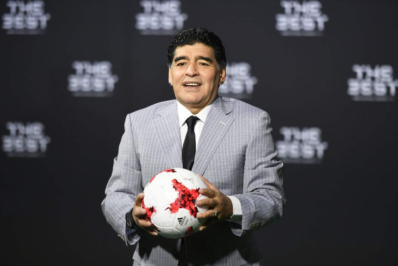 Maradona participó del acto como encargado de entregar el premio al mejor entrenador del 2016, el italiano Claudio Ranieri, campeón de la liga Premier de Inglaterra on el sorprendente Leicester City.