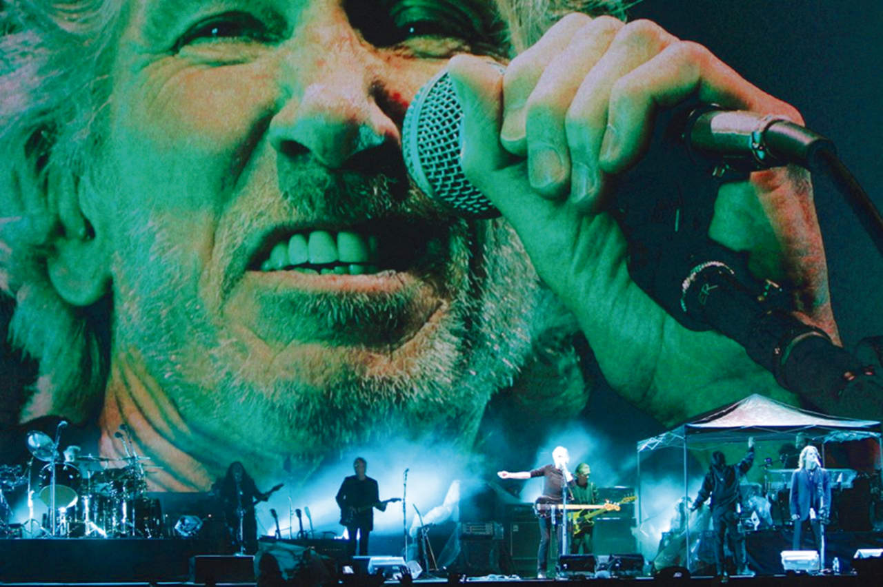 Roger Waters iniciando su concierto en el Zócalo de la Ciudad de México, 2016.Foto: Notimex