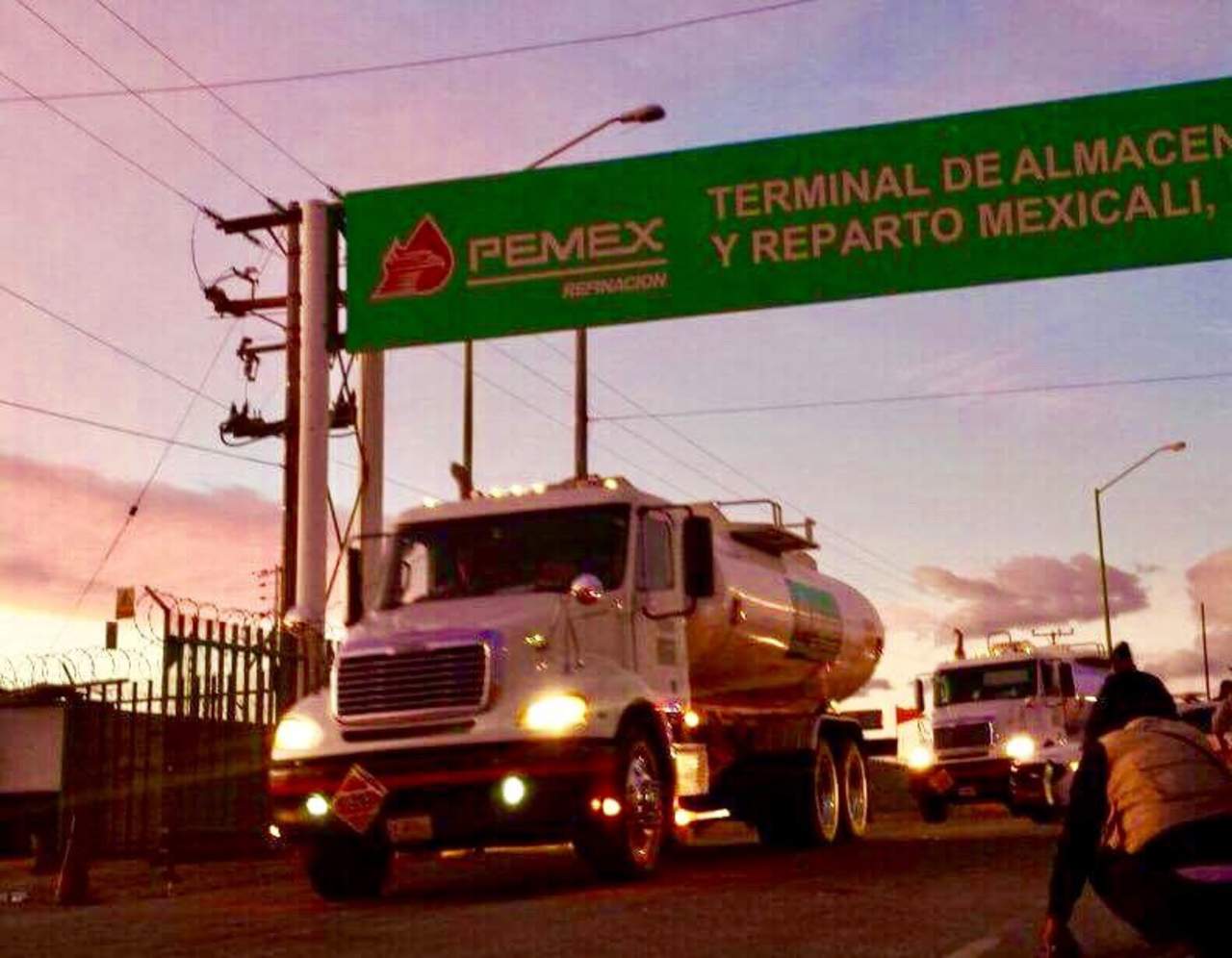 Esta mañana salieron de la estación Pemex las primeras pipas de gasolina tras el bloqueo. (ESPECIAL) 