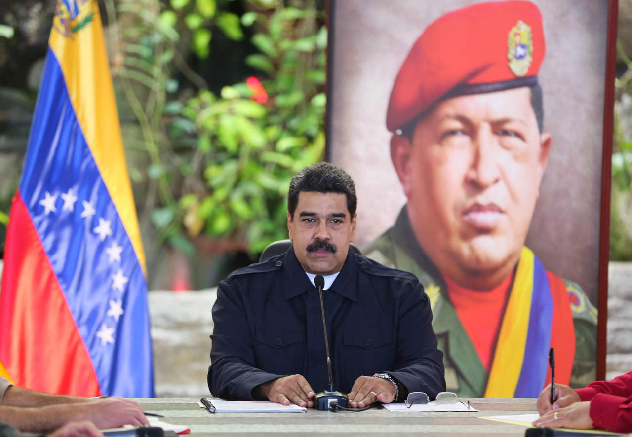Maduro ya había ignorado al Poder Legislativo en octubre pasado, cuando presentó el proyecto de presupuesto nacional de 2017 al TSJ, sin atender a los diputados que debían aprobar las cuentas. (ARCHIVO)