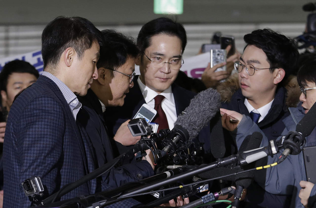 El directivo, de 48 años, se presentó hoy en la oficina del equipo de investigación en Seúl para someterse a un interrogatorio ante las sospechas de que el mayor conglomerado de Corea del Sur. (AP)