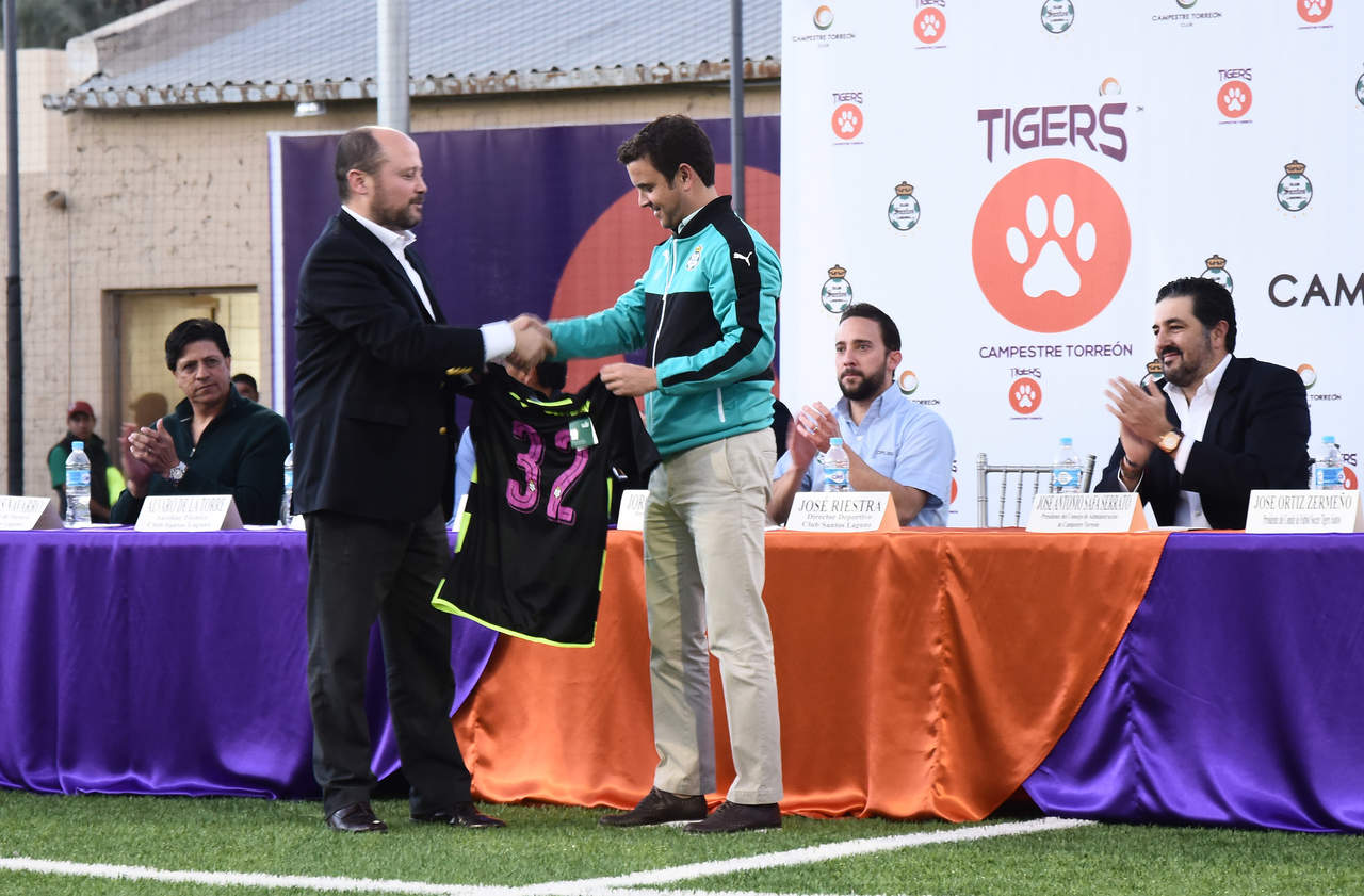 La cancha de pasto sintético, ubicada en el mismo Club, fue inaugurada en noviembre pasado con el apoyo de varios socios, para iniciar el programa de futbol denominado Tigers Soccer. (EL SIGLO TORREÓN)