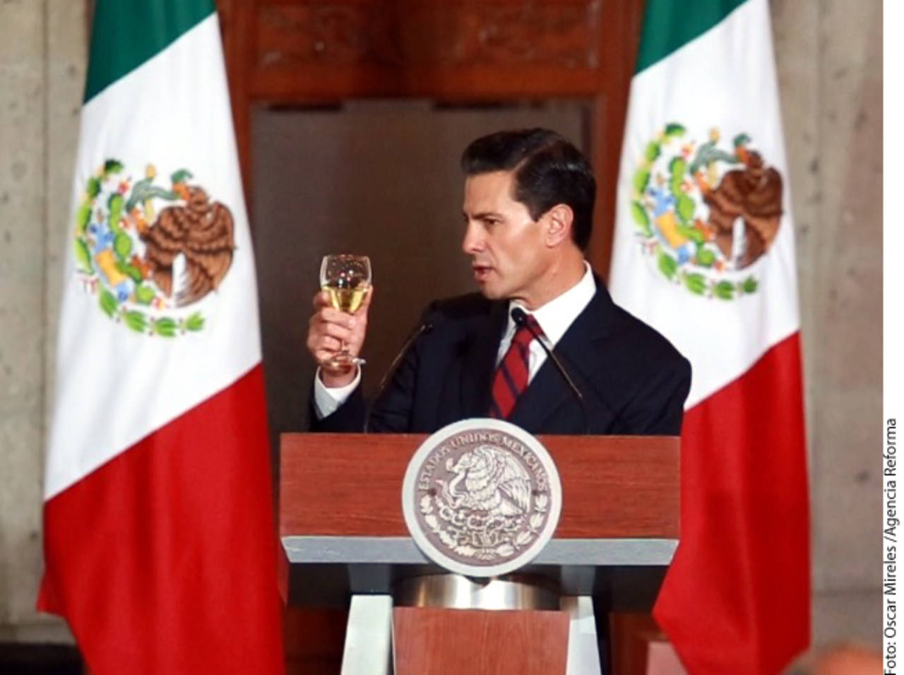 Alzó su copa. Enrique Peña Nieto hizo un brindis por México en su reunión con embajadores.