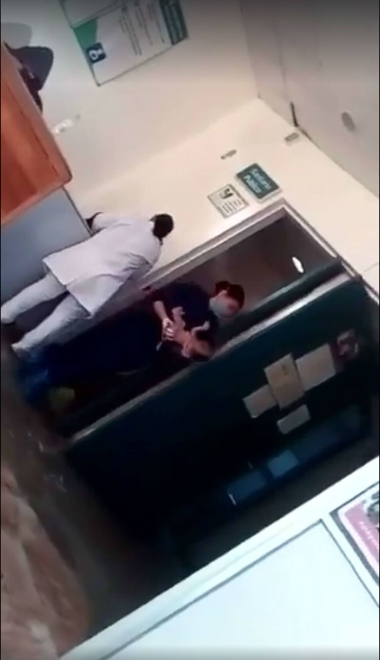 Video. Cerca de la mitad del video se puede observar cuando personal del hospital saca al bebé del baño.