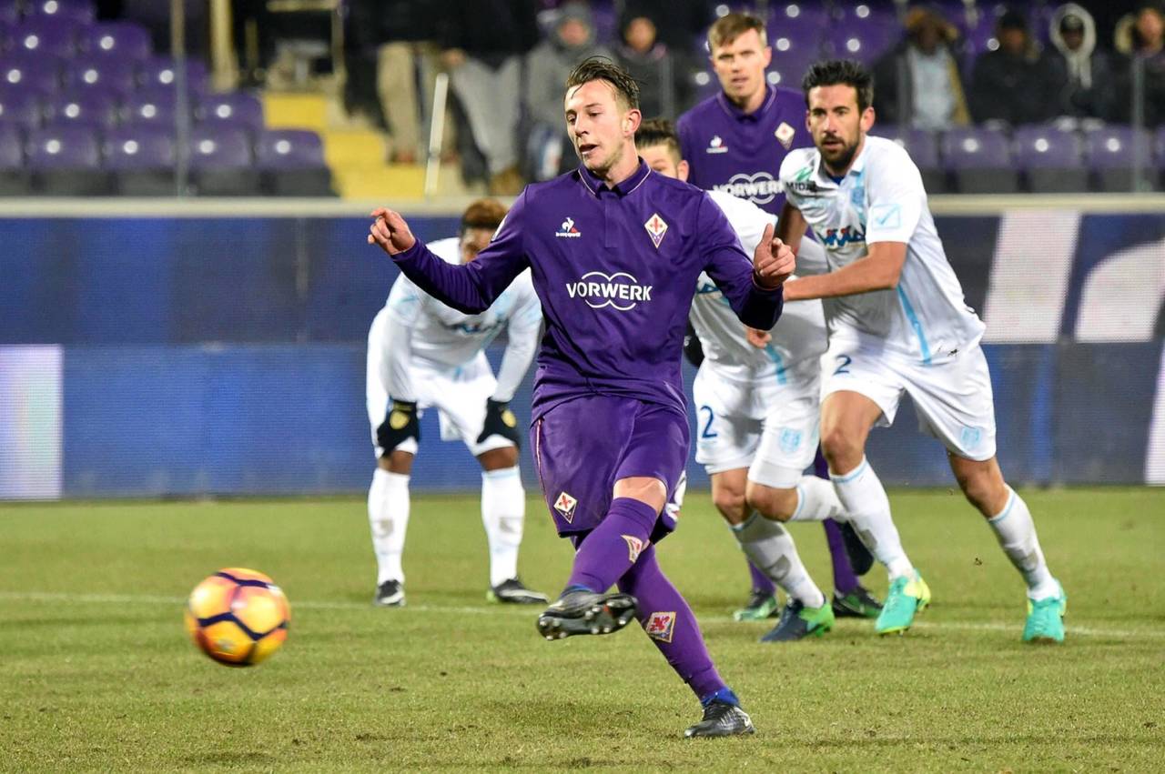 Federico Bernardeschi anotó de penal al minuto 93 el único gol del partido en la victoria de Fiorentina 1-0 sobre Chievo Verona. Sin Carlos Salcedo, avanza Fiorentina