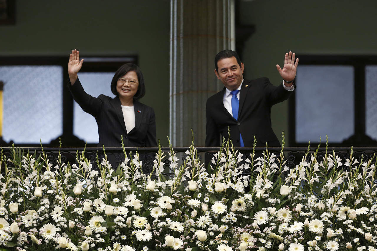 Condecora.La presidenta deTaiwán,TsaiIngwen, fue nombrada ‘Embajadora de la paz de Guatemala’ porJimmy Morales
