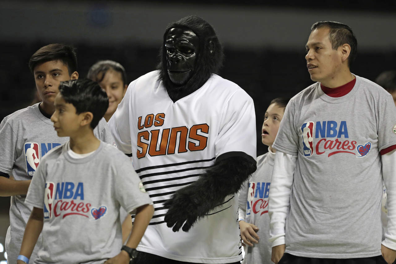 La mascota de los Suns de Phoenix convive con niños durante una de las clínicas impartidas ayer. (AP)