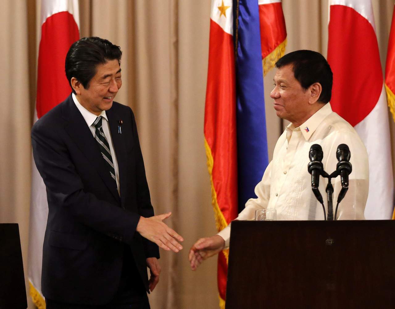 Ambos mandatarios celebraron una cumbre bilateral en el palacio presidencial de Malacañang y firmaron cinco acuerdos. (EFE)