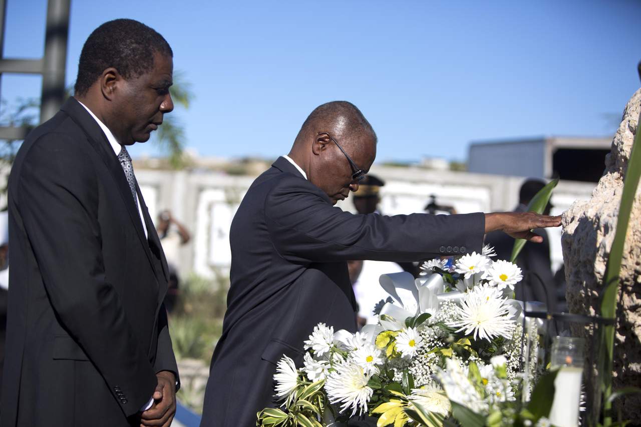 El presidente interino de Haití dirigió una conmemoración en la que honró una fosa común con una corona funeraria. (AP)