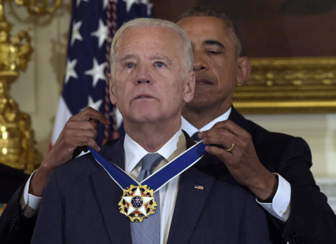 Biden, conmovido, aceptó la Medalla Presidencial de Libertad en una ceremonia realizada en la Casa Blanca para honrar al saliente vicepresidente. (AP)
