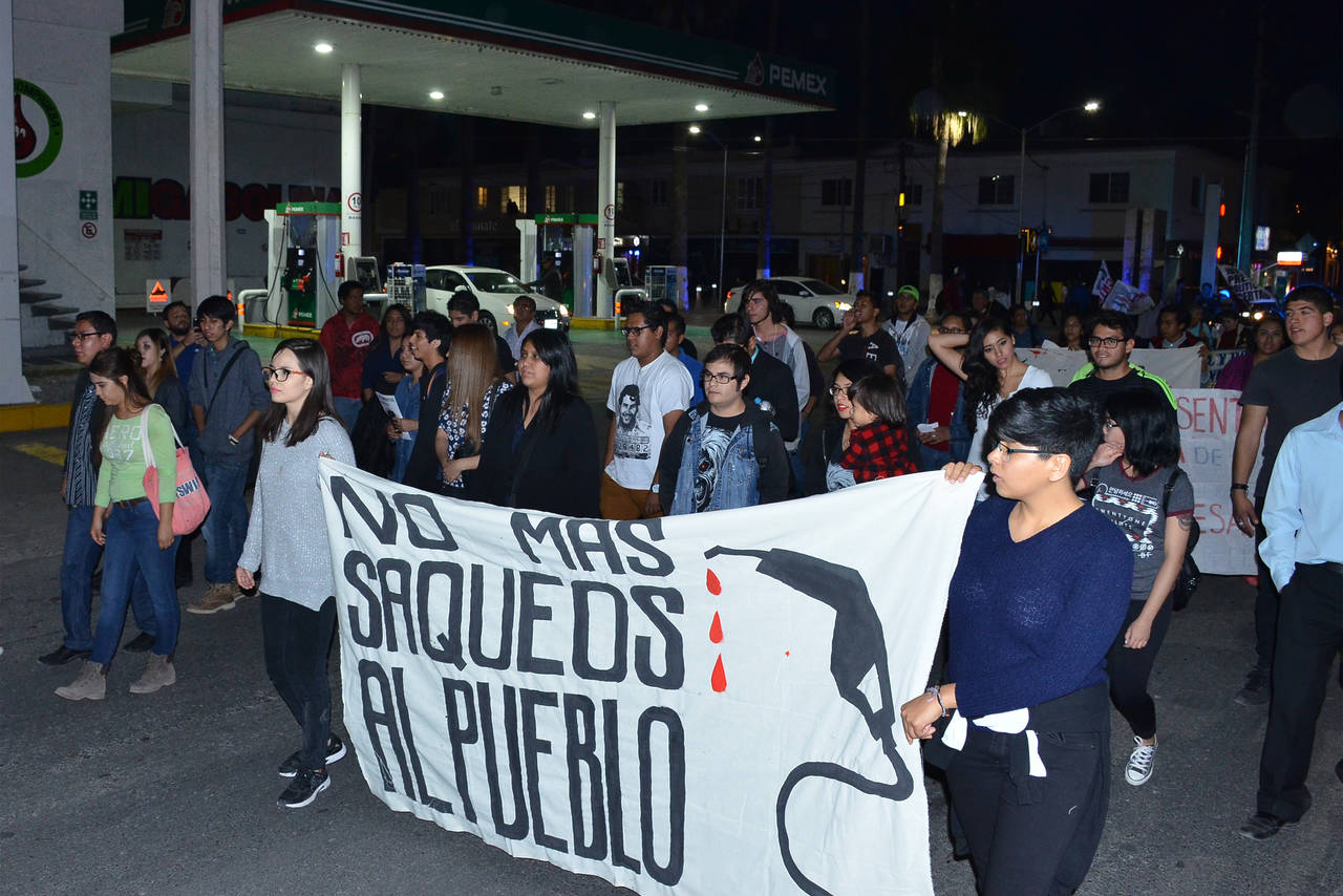 Manifestación. Los estudiantes realizaron una marcha que partió de la coordinación de UAdeC. (Fernando Compeán)