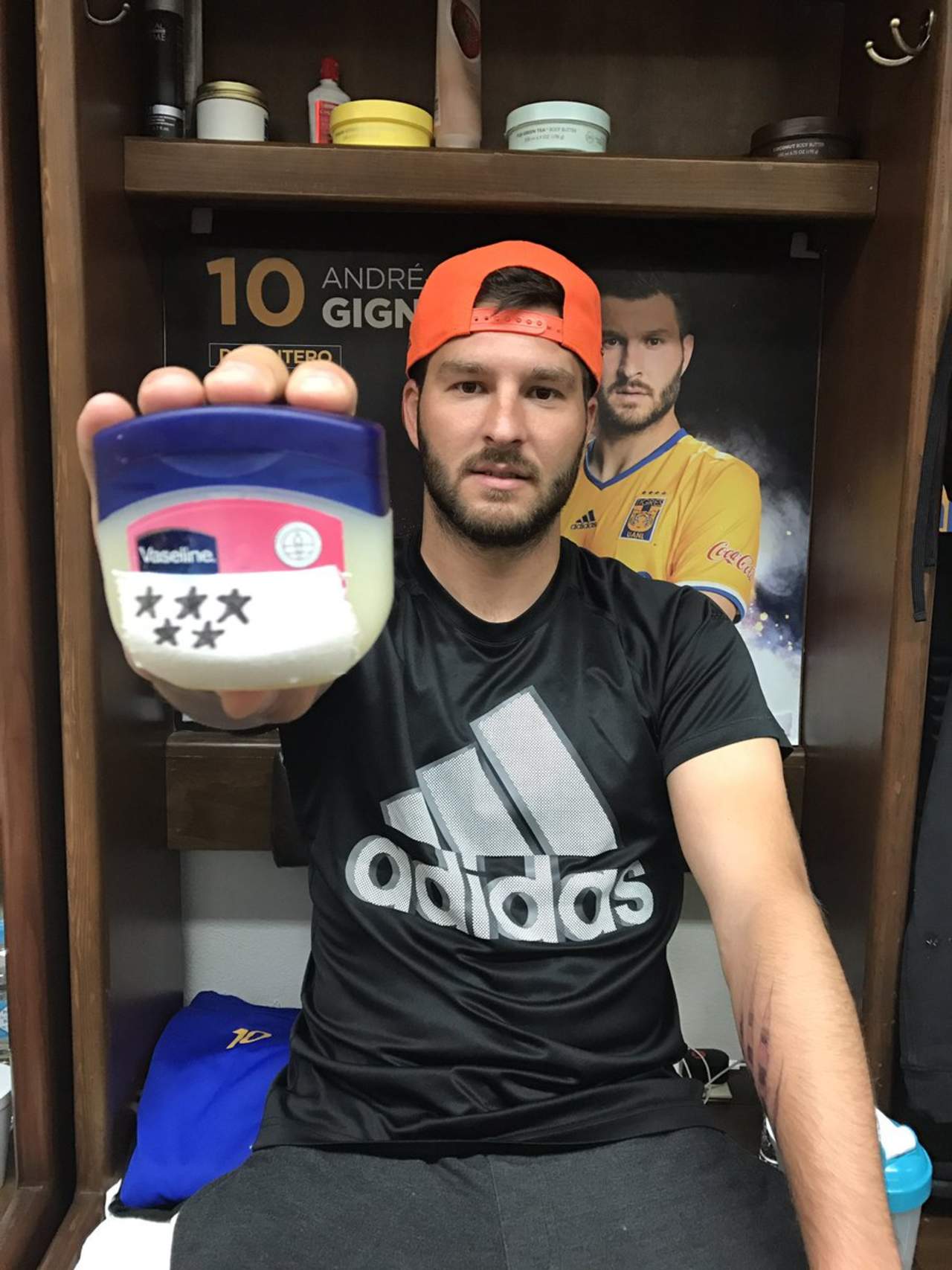 El delantero campeón del Apertura 2016 respondió a modo de burla sosteniendo un envase de vaselina con una etiqueta pegada que tiene cinco estrellas.