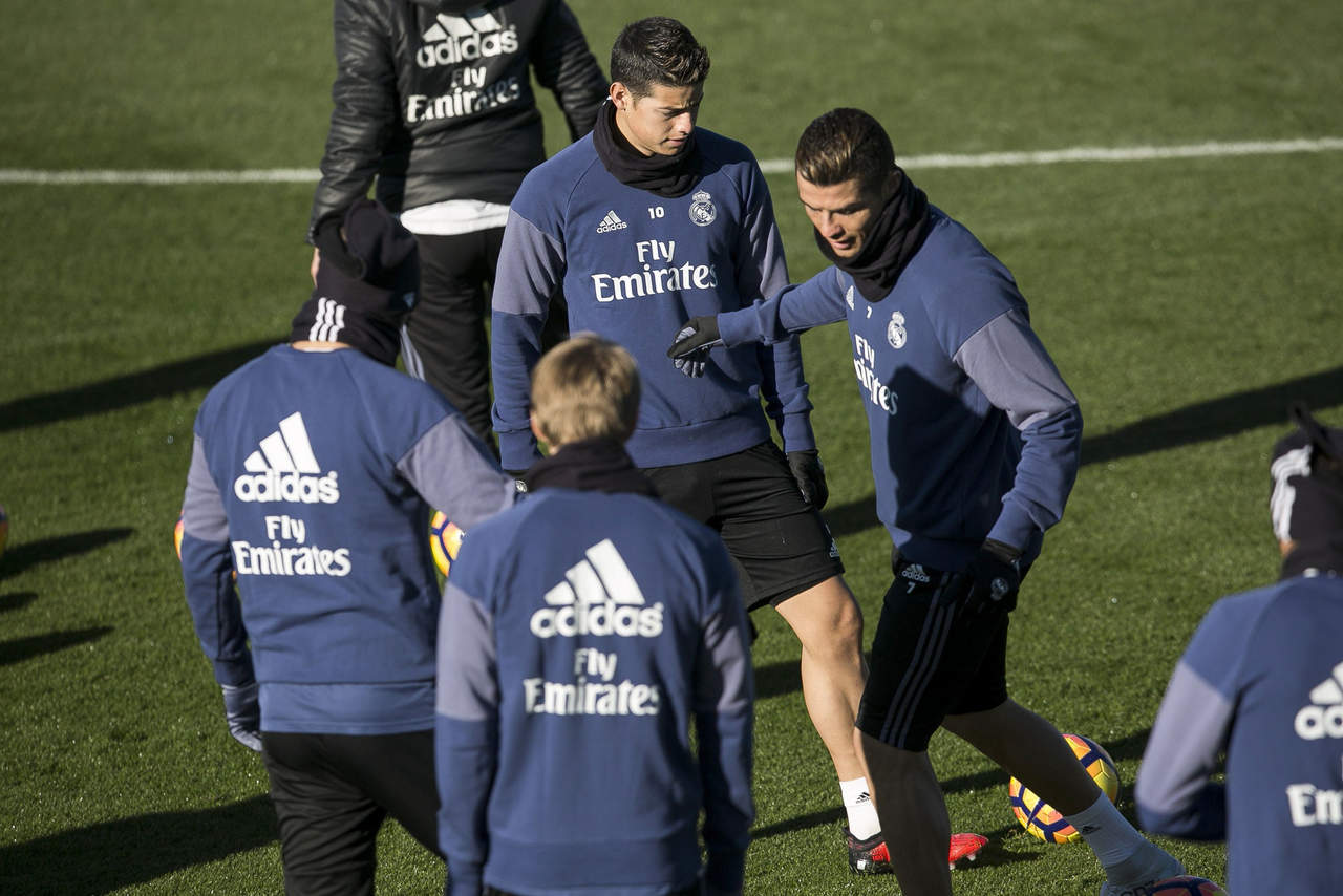 Además, Gareth Bale y Pepe se ausentaron de la sesión de trabajo y siguieron con su recuperación en solitario de sus respectivas lesiones.